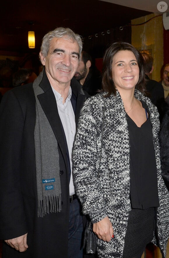 Raymond Domenech et sa compagne Estelle Denis lors de la générale de la pièce "L'Appel de Londres" au Théâtre du Gymnase à Paris, le 19 février 2014