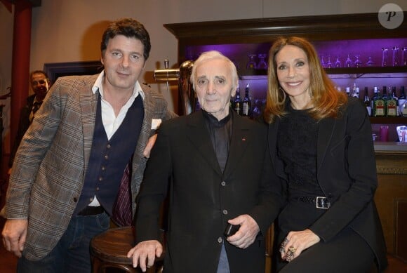 Philippe Lellouche, Marisa Berenson et Charles Aznavour lors de la générale de la pièce "L'Appel de Londres" au Théâtre du Gymnase à Paris, le 19 février 2014