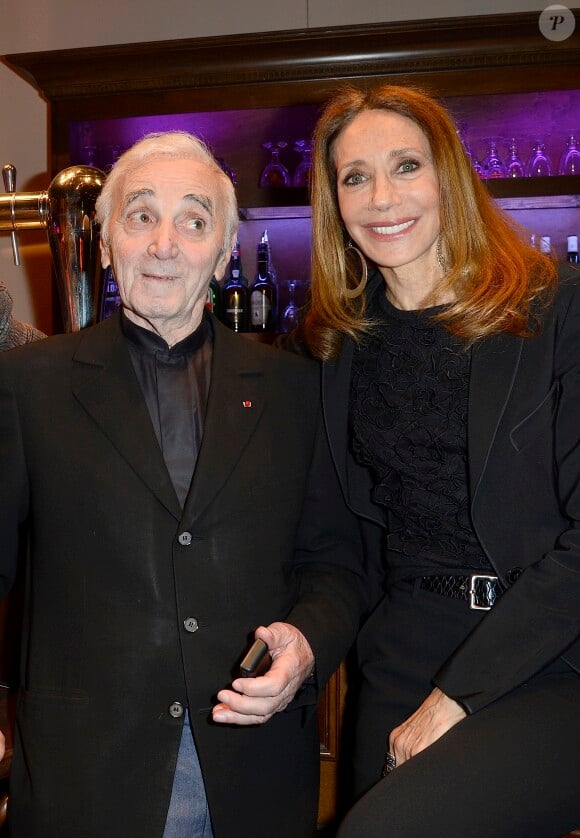 Marisa Berenson et Charles Aznavour lors de la générale de la pièce "L'Appel de Londres" au Théâtre du Gymnase à Paris, le 19 février 2014