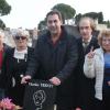 Georges El Assidi, l'ex-secrétaire particulier et chauffeur de Charles Trenet a commémoré le 13e anniversaire de la mort du chanteur lors d'une cérémonie en présence d'amis et de représentants de la municipalité au cimetière ouest de Narbonne le 19 février 2014.