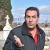 Georges El Assidi, l'ancien chauffeur de Charles Trenet a commémoré le 13e anniversaire de la mort du chanteur lors d'une cérémonie en présence d'amis et de représentants de la municipalité au cimetière ouest de Narbonne le 19 février 2014.