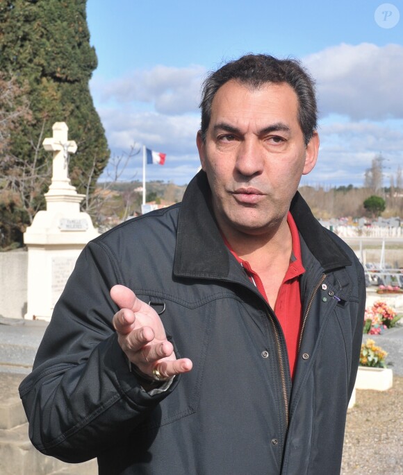 Georges El Assidi, l'ancien chauffeur de Charles Trenet a commémoré le 13e anniversaire de la mort du chanteur lors d'une cérémonie en présence d'amis et de représentants de la municipalité au cimetière ouest de Narbonne le 19 février 2014.