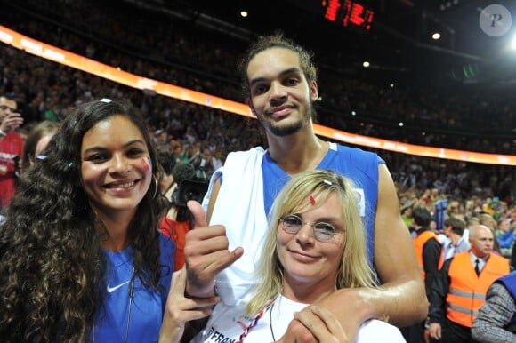 Yelena Noah et son frère Joakim Noah lors d'un match de basket Kaunas en Lituanie, le 19 septembre 2011.
