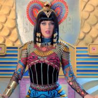 Katy Perry : Souveraine funky mais impitoyable dans le déluré ''Dark Horse''