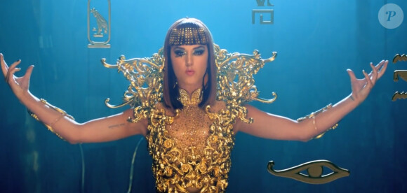 Katy Perry divine dans son nouveau clip "Dark Horse", dévoilé le 20 février 2014.