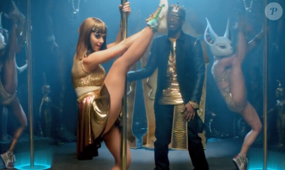 Katy Perry fait démonstration de ses talents de pole-dance dans son nouveau clip, "Dark Horse", mis en ligne le 20 février 2014.