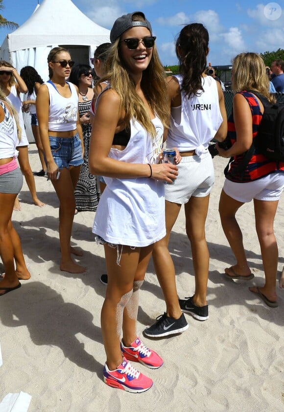 Nina Agdal participe au Celebrity Chef Volleyball Tournament de Sports Illustrated Swimsuit, sur une plage de Miami. Le 20 février 2014.