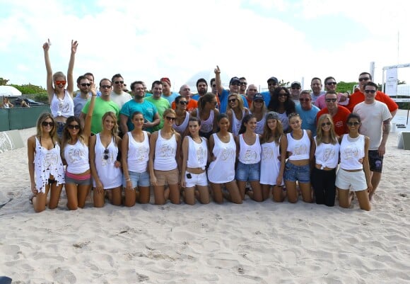 Les participants du Celebrity Chef Volleyball Tournament de Sports Illustrated Swimsuit posent pour une photo de famille. Miami, le 20 février 2014.