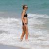 Le mannequin Anne V se détend sur une plage de Miami, le 19 février 2014.