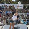 Le mannequin Hannah Davis participe au Celebrity Chef Volleyball Tournament de Sports Illustrated Swimsuit, sur une plage de Miami. Le 20 février 2014.