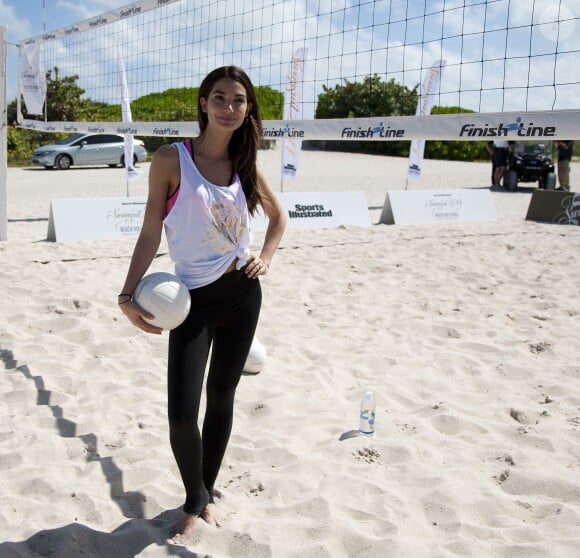 Le mannequin Lily Aldridge participe au Celebrity Chef Volleyball Tournament de Sports Illustrated Swimsuit, sur une plage de Miami. Le 20 février 2014.