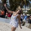 Le mannequin Samantha Hoopes participe au Celebrity Chef Volleyball Tournament de Sports Illustrated Swimsuit, sur une plage de Miami. Le 20 février 2014.