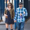 Jake Gyllenhaal et sa petite amie Alyssa Miller dans les rues a New York, Le 21 septembre 2013.