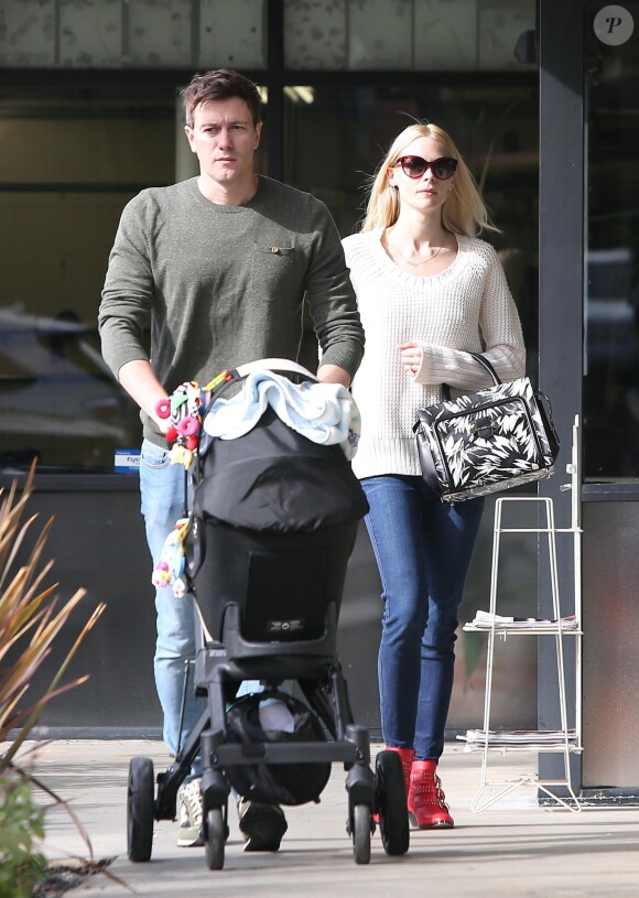 Jaime King et son mari Kyle Newman se promènent avec leur fils James à Beverly Hills, le 31 janvier 2014.