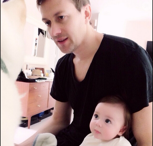 Kyle Newman, le mari de Jaime King avec leur fils James Night, le 14 février 2014.