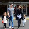 Jessica Alba fait du shopping avec son mari Cash Warren et leurs filles Honor et Haven à Woodland Hills, Le 22 février 2014.