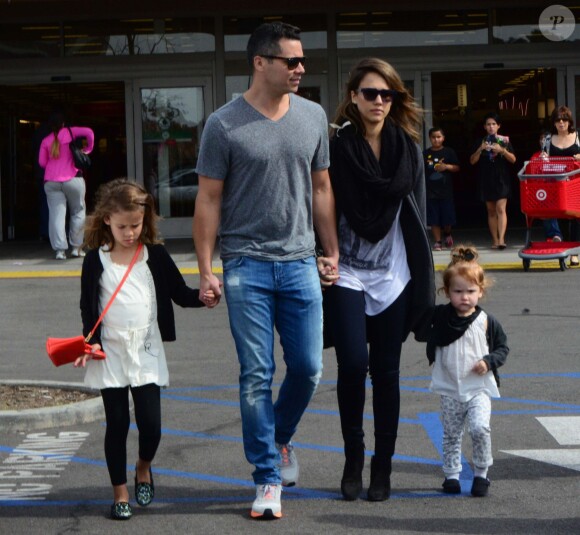 Jessica Alba fait du shopping avec son mari Cash Warren et leurs filles Honor et Haven à Woodland Hills, Le 22 février 2014.