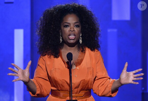Oprah Winfrey rend hommage à Nelson Mandela à la 45e cérémonie NAACP Image Awards à Pasadena, le 22 février 2014.