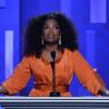 Oprah Winfrey rend hommage à Nelson Mandela à la 45e cérémonie NAACP Image Awards à Pasadena, le 22 février 2014.