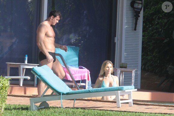 Joanna Krupa profite avec son mari Romain Zago du soleil dans le jardin de sa propriété de Miami, et nous gratifie de ses charmes en bikini, le 19 février 2014
