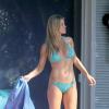 Joanna Krupa profite du soleil dans le jardin de sa propriété de Miami, et nous gratifie de ses charmes en bikini, le 19 février 2014