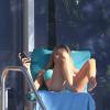 Joanna Krupa profite du soleil dans le jardin de sa propriété de Miami, et nous gratifie de ses charmes en bikini, le 19 février 2014