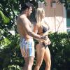 Joanna Krupa des Real Housewives de Miami, avec son mari Romain Zago, se délecte en bikini du soleil dans le jardin de sa propriété de Miami le 16 février 2014