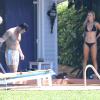 Joanna Krupa des Real Housewives de Miami, avec son mari Romain Zago, se délecte en bikini du soleil dans le jardin de sa propriété de Miami le 16 février 2014