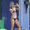 Joanna Krupa des Real Housewives de Miami se délecte en bikini du soleil dans le jardin de sa propriété de Miami le 16 février 2014