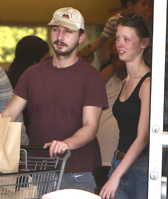 Exclusif - Shia LaBeouf et sa petite amie Mia Goth font leurs courses à Van Nuys le 23 février 2014.