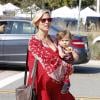 Elsa Pataky (enceinte) se promène avec sa fille India à Brentwood, le 23 février 2014.