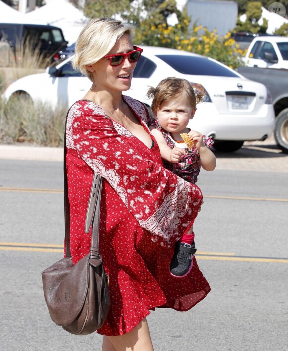 Elsa Pataky (enceinte) se promène dans les rues de Brentwood avec sa fille India, le 23 février 2014.