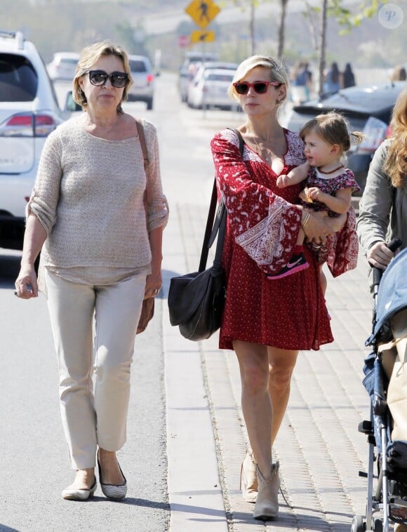 Elsa Pataky (enceinte) se promène avec sa mère Cristina et sa fille India à Brentwood, le 23 février 2014.