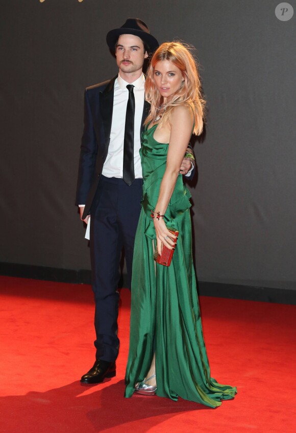 Sienna Miller et son compagnon Tom Sturridge - Cérémonie des "British Fashion Awards 2013" à Londres, le 2 decembre 2013.