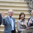 Le roi Carl XVI Gustaf et la reine Silvia de Suède vont déjeuner au restaurant avec leur gendre Christopher O'Neill à New York, le 23 février 2014.