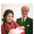 La princesse Leonore, fille de la princesse Madeleine de Suède et de Chris O'Neill, dans les bras de ses grands-parents le roi Carl XVI Gustaf et la reine Silvia de Suède. Photo dévoilée le 26 février 2014 à l'occasion de la révélation des prénoms de la petite princesse Leonore Lilian Maria, duchesse de Gotland.