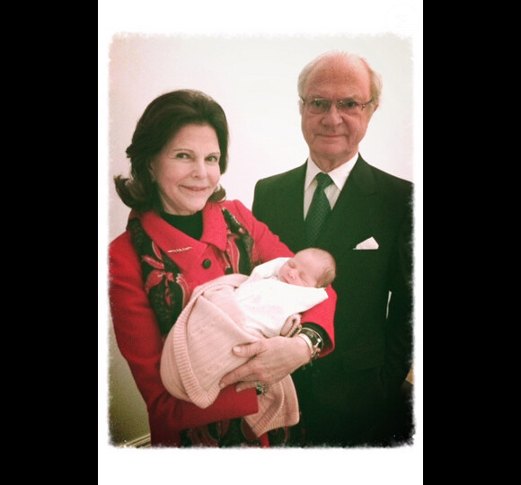 La princesse Leonore, fille de la princesse Madeleine de Suède et de Chris O'Neill, dans les bras de ses grands-parents le roi Carl XVI Gustaf et la reine Silvia de Suède. Photo dévoilée le 26 février 2014 à l'occasion de la révélation des prénoms de la petite princesse Leonore Lilian Maria, duchesse de Gotland.