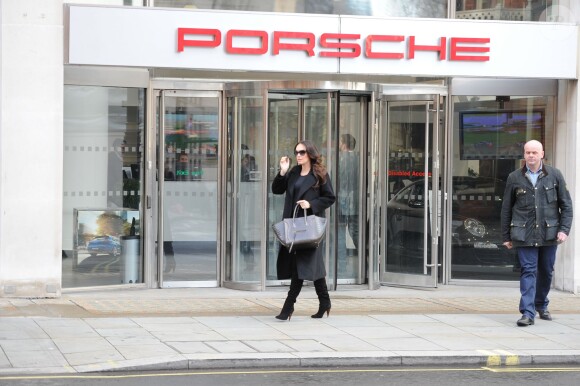 Tamara Ecclestone, enceinte, à la recherche de sa voiture familiale, une Porsche Panamera d'une valeur minimum de 100 000 euros, le 25 février 2014 à Londres