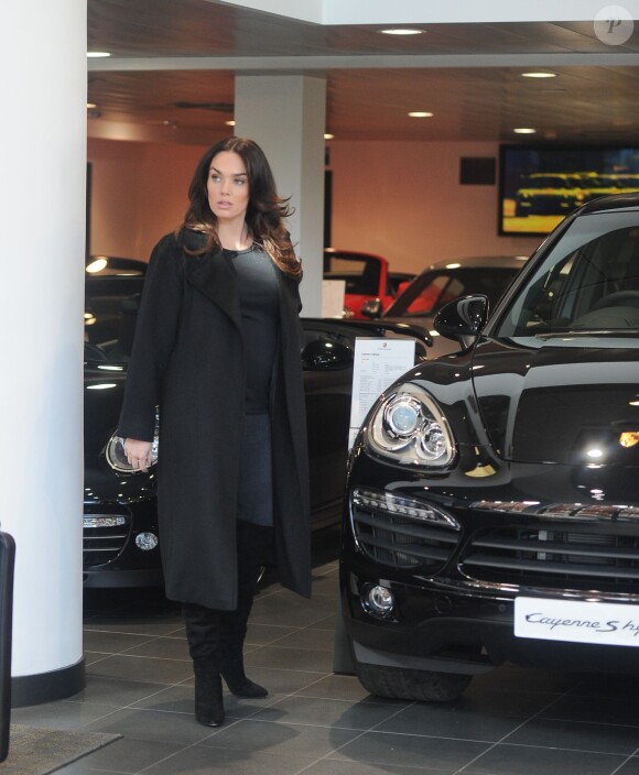 Tamara Ecclestone, enceinte, à la recherche de sa voiture familiale, une Porsche Panamera d'une valeur minimum de 100 000 euros, le 25 février 2014 à Londres