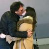 Quentin Tarantino embrasse une mystérieuse inconnue dans le hall de l'aéroport Roissy Charles-de-Gaulle à Paris, le 27 février 2014.