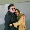 Quentin Tarantino embrasse une mystérieuse inconnue dans le hall de l'aéroport Roissy Charles-de-Gaulle à Paris, le 27 février 2014.