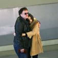 Quentin Tarantino embrasse une mystérieuse inconnue dans le hall de l'aéroport Roissy Charles-de-Gaulle à Paris, le 27 février 2014.