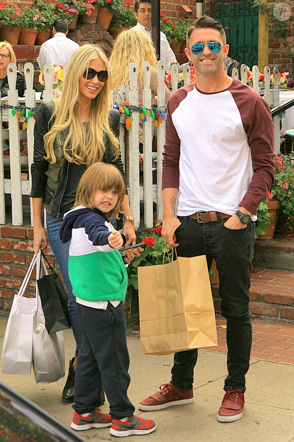 Robbie Keane avec sa femme Claudine et leur fils Robert à Los Angeles le 26 février 2014.