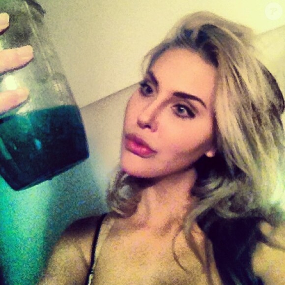 Après un long passage à vide, Chloe Lattanzi, fille d'Olivia Newton-John, va mieux et le fait savoir sur Instagram.