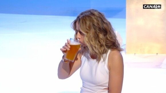 Cécile de France, bière à la main, pendant la cérémonie des César 2014.