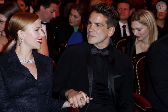 Scarlett Johansson et son fiancé Romain Dauriac pendant la 39e cérémonie des César au théâtre du Châtelet à Paris le 28 février 2014.