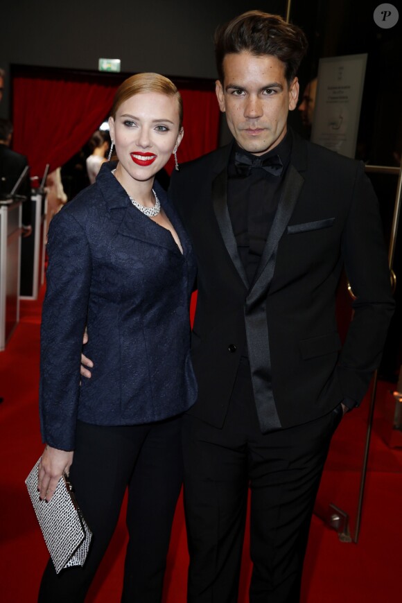 Scarlett Johansson et son fiancé Romain Dauriac posent avant la 39e cérémonie des César au théâtre du Châtelet à Paris le 28 février 2014.