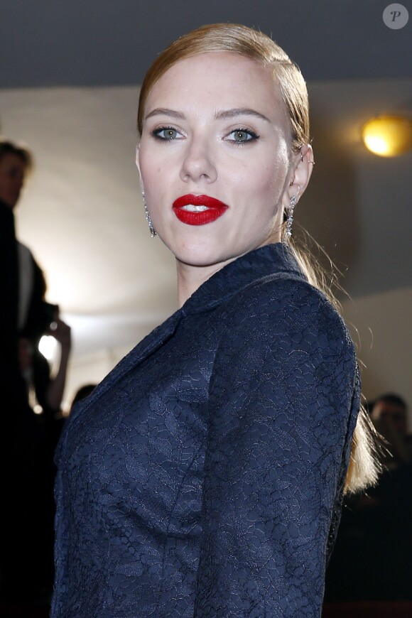 Scarlett Johansson arrive à la 39e cérémonie des César au théâtre du Châtelet à Paris le 28 février 2014.