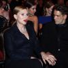 Scarlett Johansson rassurée par son fiancé Romain Dauriac pendant la 39e cérémonie des César au théâtre du Châtelet à Paris le 28 février 2014.
