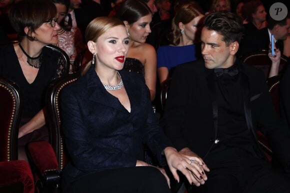 Scarlett Johansson rassurée par son fiancé Romain Dauriac pendant la 39e cérémonie des César au théâtre du Châtelet à Paris le 28 février 2014.